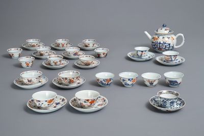 Une théière, 21 tasses et 14 soucoupes en porcelaine de Chine de style Imari, Kangxi/Qianlong