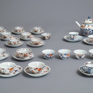 Une théière, 21 tasses et 14 soucoupes en porcelaine de Chine de style Imari, Kangxi/Qianlong — photo 1