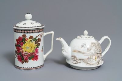Une théière à décor d'un paysage hivernale et une chôpe couverte en porcelaine de Chine, 20ème