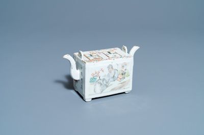 Une théière à deux couvercles en porcelaine de Chine qianjiang cai, 19/20ème
