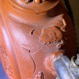 Une théière ajourée à double parois en grès de Yixing à monture en argent, Kangxi — photo 17