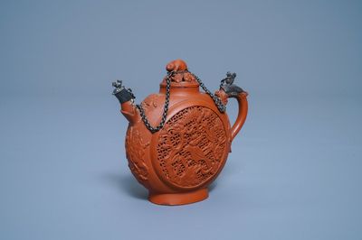 Une théière ajourée à double parois en grès de Yixing à monture en argent, Kangxi