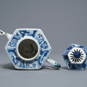 Une théière ajourée à double parois en porcelaine de Chine en bleu et blanc, Kangxi — photo 6