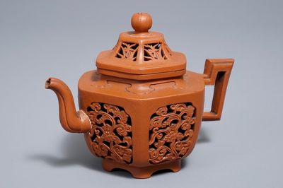 Une théière ajourée à double parois et son couvercle en grès de Yixing, Chine, Kangxi