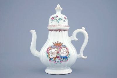 Une théière armoiriée en porcelaine de Chine famille rose pour le marché hollandais, Qianlong, 18ème