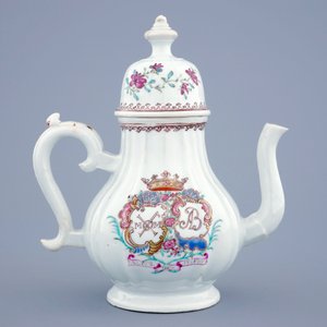 Une théière armoiriée en porcelaine de Chine famille rose pour le marché hollandais, Qianlong, 18ème — photo 3