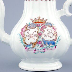 Une théière armoiriée en porcelaine de Chine famille rose pour le marché hollandais, Qianlong, 18ème — photo 7