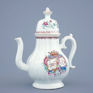 Une théière armoiriée en porcelaine de Chine famille rose pour le marché hollandais, Qianlong, 18ème — photo 8