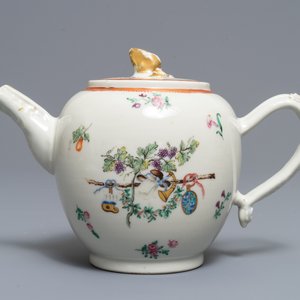 Une théière armoriée en porcelaine de Chine famille rose, blasons de van Visvliet-Sluijmer, Qianlong — photo 2