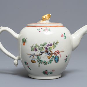 Une théière armoriée en porcelaine de Chine famille rose, blasons de van Visvliet-Sluijmer, Qianlong — photo 4