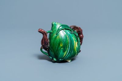 Une théière 'cadogan' en biscuit émaillé vert, Chine, Kangxi