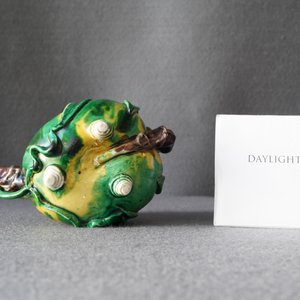 Une théière 'cadogan' en biscuit émaillé vert, Chine, Kangxi — photo 11