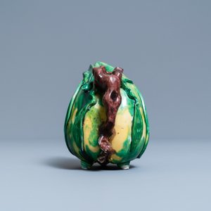 Une théière 'cadogan' en biscuit émaillé vert, Chine, Kangxi — photo 3