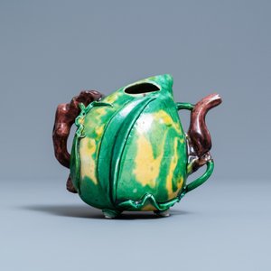 Une théière 'cadogan' en biscuit émaillé vert, Chine, Kangxi — photo 4