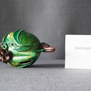 Une théière 'cadogan' en biscuit émaillé vert, Chine, Kangxi — photo 10