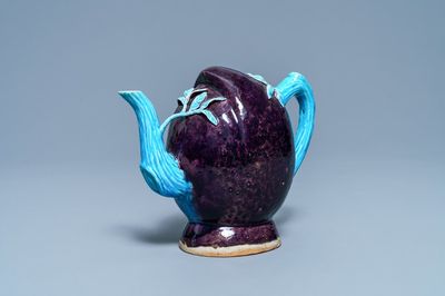Une théière 'cadogan' en forme de pêche en porcelaine de Chine émaillée aubergine et turquoise, 18/19ème