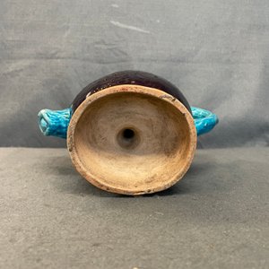 Une théière 'cadogan' en forme de pêche en porcelaine de Chine émaillée aubergine et turquoise, 18/19ème — photo 11