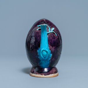 Une théière 'cadogan' en forme de pêche en porcelaine de Chine émaillée aubergine et turquoise, 18/19ème — photo 4