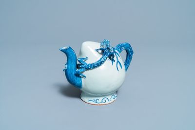 Une théière 'cadogan' en forme de pêche en porcelaine de Chine en bleu et blanc, 19ème