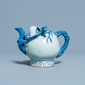 Une théière 'cadogan' en forme de pêche en porcelaine de Chine en bleu et blanc, 19ème — photo 2