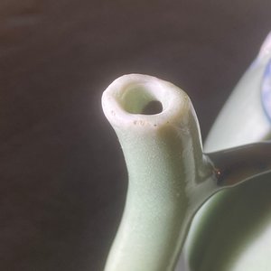 Une théière 'cadogan' en forme de pêche en porcelaine de Chine en rouge de cuivre et bleu sur fond céladon, 18/19ème — photo 11