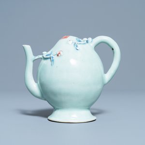 Une théière 'cadogan' en forme de pêche en porcelaine de Chine en rouge de cuivre et bleu sur fond céladon, 18/19ème — photo 2
