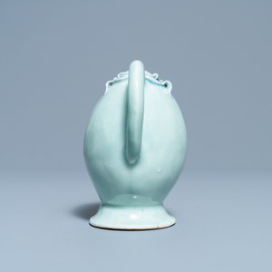 Une théière 'cadogan' en forme de pêche en porcelaine de Chine en rouge de cuivre et bleu sur fond céladon, 18/19ème — photo 3