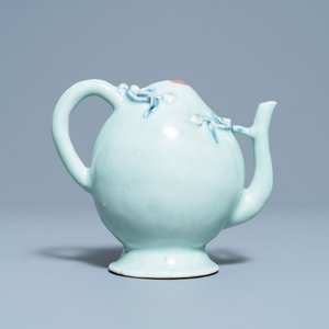 Une théière 'cadogan' en forme de pêche en porcelaine de Chine en rouge de cuivre et bleu sur fond céladon, 18/19ème — photo 4
