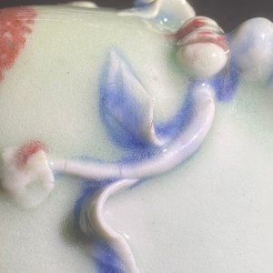 Une théière 'cadogan' en forme de pêche en porcelaine de Chine en rouge de cuivre et bleu sur fond céladon, 18/19ème — photo 10