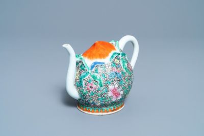 Une théière 'cadogan' en forme de pêche en porcelaine de Chine famille rose, Qianlong