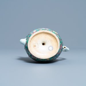 Une théière 'cadogan' en forme de pêche en porcelaine de Chine famille rose, Qianlong — photo 7
