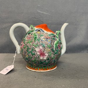 Une théière 'cadogan' en forme de pêche en porcelaine de Chine famille rose, Qianlong — photo 9