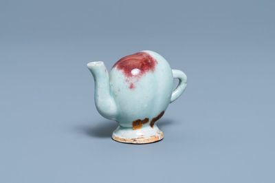 Une théière 'cadogan' miniature en forme de pêche en porcelaine de Chine à émail junyao, Kangxi/Qianlong