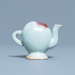Une théière 'cadogan' miniature en forme de pêche en porcelaine de Chine à émail junyao, Kangxi/Qianlong — photo 4