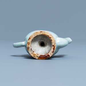 Une théière 'cadogan' miniature en forme de pêche en porcelaine de Chine à émail junyao, Kangxi/Qianlong — photo 7