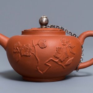 Une théière couverte à monture en argent en terre cuite dans le style de Yixing, Delft, 1er quart du 18ème — photo 1