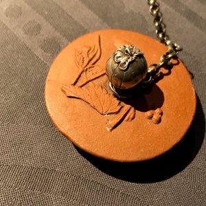 Une théière couverte à monture en argent en terre cuite dans le style de Yixing, Delft, 1er quart du 18ème — photo 15