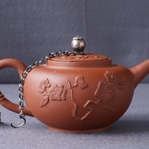 Une théière couverte à monture en argent en terre cuite dans le style de Yixing, Delft, 1er quart du 18ème — photo 16