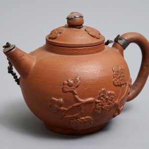 Une théière couverte à monture en argent en terre cuite dans le style de Yixing, Delft, 1er quart du 18ème — photo 1