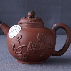 Une théière couverte à monture en argent en terre cuite dans le style de Yixing, Delft, 1er quart du 18ème — photo 13