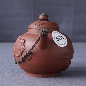Une théière couverte à monture en argent en terre cuite dans le style de Yixing, Delft, 1er quart du 18ème — photo 14