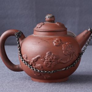 Une théière couverte à monture en argent en terre cuite dans le style de Yixing, Delft, 1er quart du 18ème — photo 15
