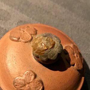 Une théière couverte à monture en argent en terre cuite dans le style de Yixing, Delft, 1er quart du 18ème — photo 10