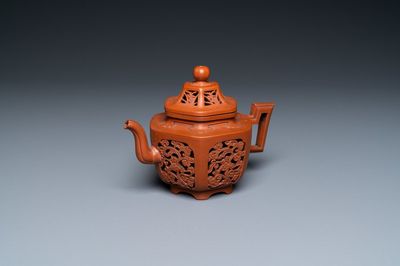Une théière couverte ajourée à double parois en grès de Yixing, Chine, Kangxi
