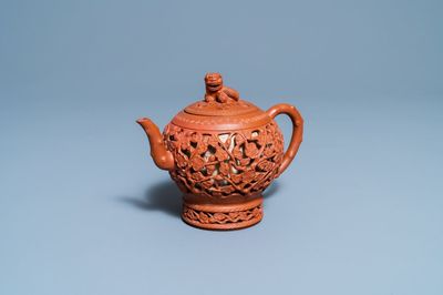 Une théière couverte ajourée en grès de Yixing, Chine, Kangxi