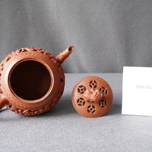 Une théière couverte ajourée en grès de Yixing, Chine, Kangxi — photo 10