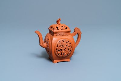 Une théière couverte ajourée en grès de Yixing, Chine, Kangxi