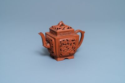Une théière couverte ajourée en grès de Yixing, Chine, Kangxi