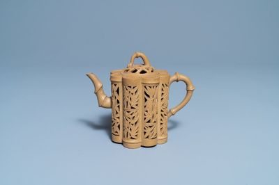 Une théière couverte ajourée en grès de Yixing, Chine, Kangxi