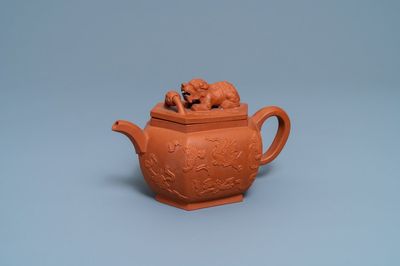 Une théière couverte de forme hexagonale en grès de Yixing, Chine, Kangxi